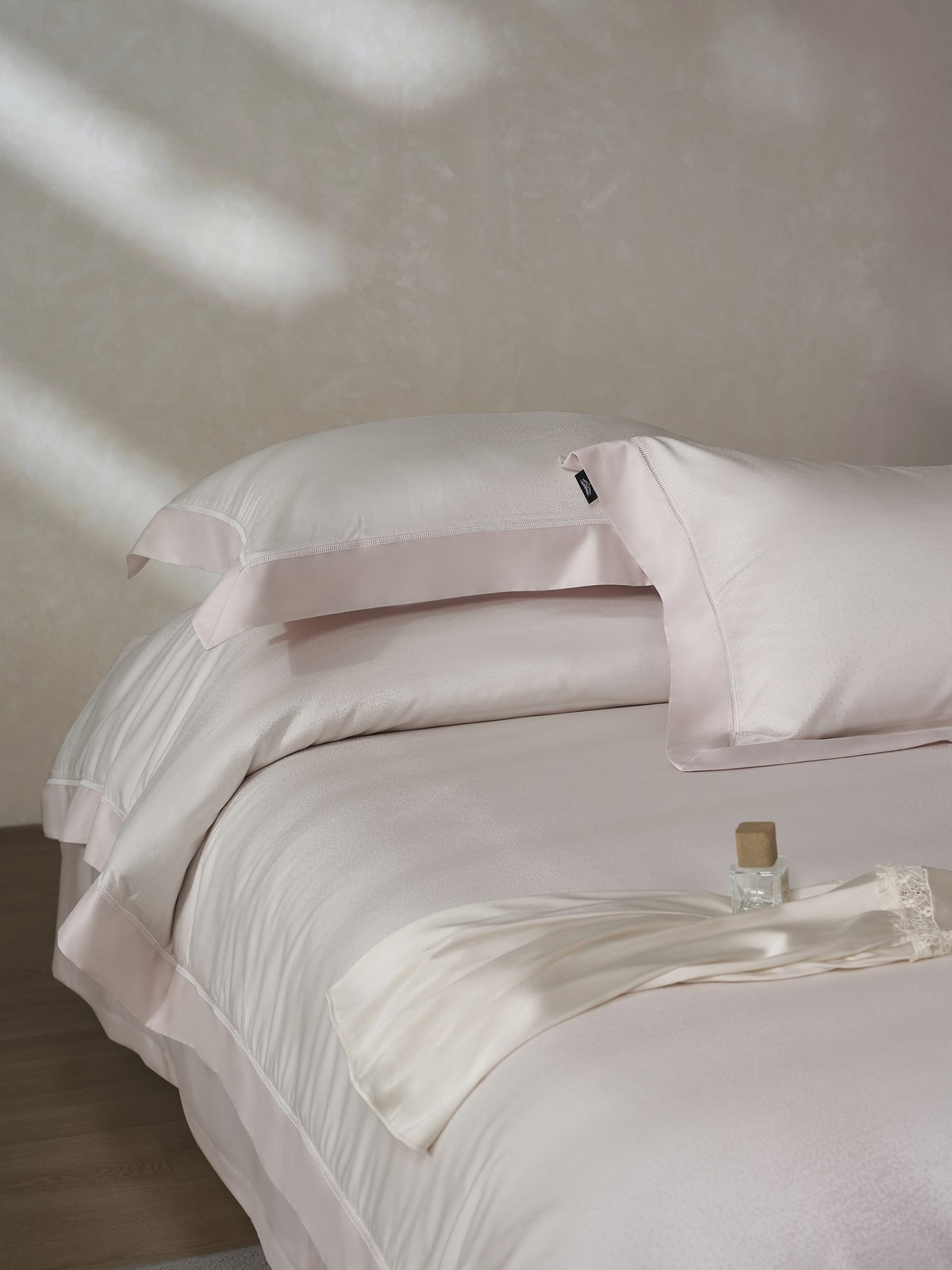 Meteor Trail Bedding — Pink — view 9